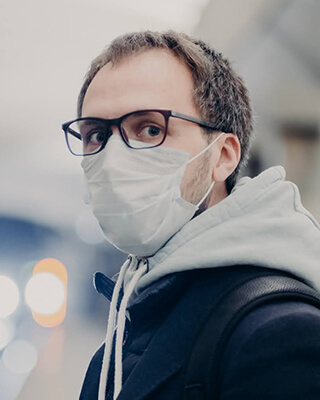 Porter des lunettes et un masque