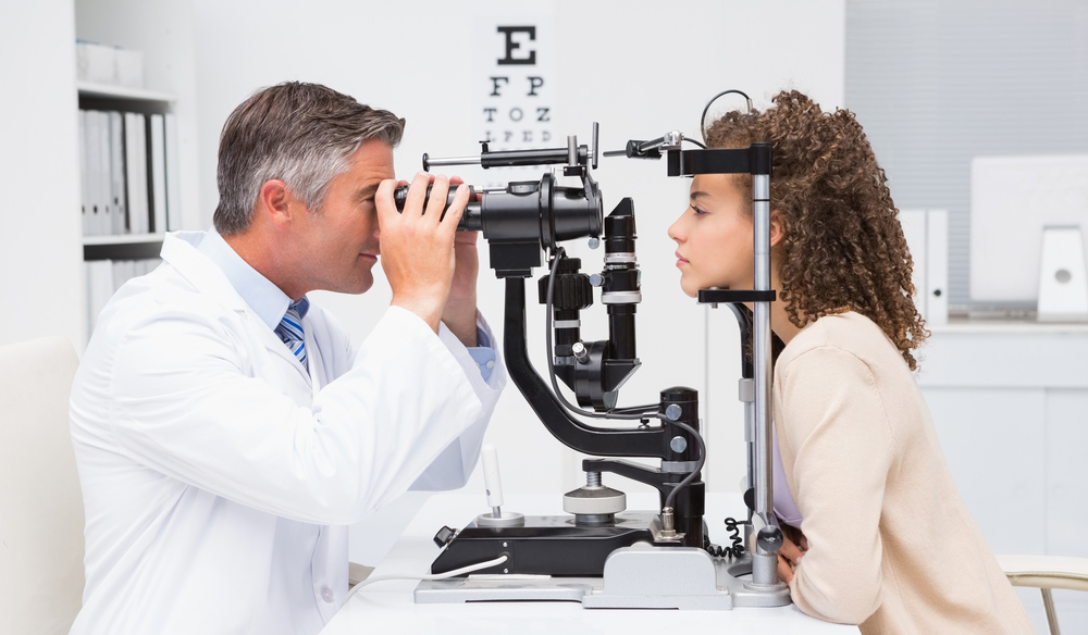 Un ophtalmologue fait passer un examen à son patient